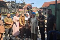 H.Jamak Uddin SH memberikan bantuan Kepada korban kebakaran di Jl Nilakandi Rt 05 Rw 02