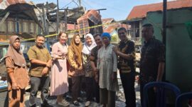 H.Jamak Uddin SH memberikan bantuan Kepada korban kebakaran di Jl Nilakandi Rt 05 Rw 02