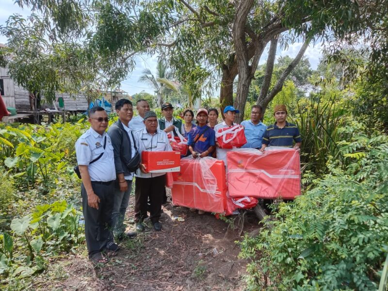 Kepala Seksi Perlindungan Sosial Korban Bencana Alam, Bapak Hendri Effendi, menyalurkan bantuan kepada warga terdampak kebakaran di Lorong Bahagia RT 034 RW 007, Kelurahan Kemang Agung