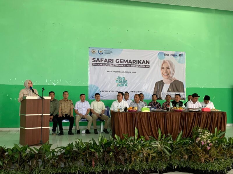 Kartika Sandra Desi, didampingi oleh Bapak Ratu Dewa, Prima Salam, serta Direktur Jenderal Penguatan Daya Saing Produk Kelautan dan Perikanan, Tornanda Syaifullah, S.E., M.M., Ak., CSFA. Turut hadir dalam kegiatan ini PLT Camat Kertapati bapak Rifandi Putra memberikan bantuan kepada 500 anak berisiko Stunting