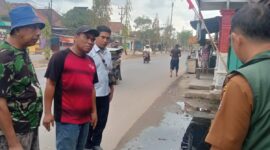 Lurah Kemang Agung Budi Laksana SE MM meninjau langsung bersama pihak PDAM