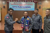 Ketum DPP PJS Mahmud Marhaba menyerahkan Pataka kepada Ketua DPD PJS Sumsel saat pelantikan di Palembang, Senin (16/06/2025).