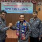 Ketum DPP PJS Mahmud Marhaba menyerahkan Pataka kepada Ketua DPD PJS Sumsel saat pelantikan di Palembang, Senin (16/06/2025).