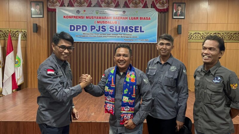 Ketum DPP PJS Mahmud Marhaba menyerahkan Pataka kepada Ketua DPD PJS Sumsel saat pelantikan di Palembang, Senin (16/06/2025).