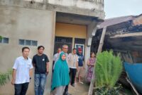 Lurah Kemang Agung dan staf kelurahan di dampingi ketua Rt tinjau rumah roboh di RT 45 RW 09
