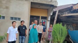 Lurah Kemang Agung dan staf kelurahan di dampingi ketua Rt tinjau rumah roboh di RT 45 RW 09