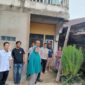 Lurah Kemang Agung dan staf kelurahan di dampingi ketua Rt tinjau rumah roboh di RT 45 RW 09