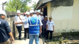 Lurah Kemang Agung bersama Staf Kelurahan dan Pihak PLN sektor Keramasan tinjau Lokasi Pengerukan dan pembersihan Dranase yg berada di wilayah PLN sektor Keramasan