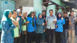 Istri Wali Kota Palembang, Ibu Dewi Sastrani Ratu Dewa didampingi oleh sejumlah pejabat wilayah, di antaranya P lt Camat Kertapati Rifandi Putra, S.STP.M.Si, Lurah Kemang Agung Budi Laksana,SE,MM ,Ketua PKk Kecamatan Kertapati Ibu Dr.jeane Rifandi Putra serta Kepala UPTD Capil Zona 2, Ibu Masayu Robiawati