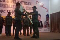 Ketum DPP PJS Mahmud Marhaba menyerahkan Pataka kepada Ketua DPD PJS Prov Aceh dalam pelantikan pengurus DPD PJS Aceh, Kamis (26/06/2025) di Kota Langsa Aceh.