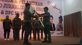 Ketum DPP PJS Mahmud Marhaba menyerahkan Pataka kepada Ketua DPD PJS Prov Aceh dalam pelantikan pengurus DPD PJS Aceh, Kamis (26/06/2025) di Kota Langsa Aceh.