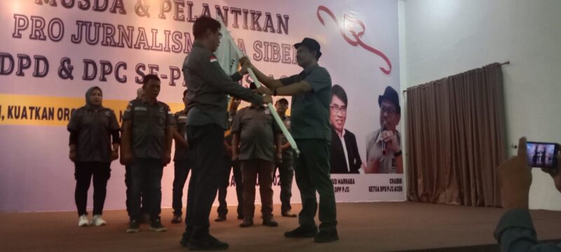 Ketum DPP PJS Mahmud Marhaba menyerahkan Pataka kepada Ketua DPD PJS Prov Aceh dalam pelantikan pengurus DPD PJS Aceh, Kamis (26/06/2025) di Kota Langsa Aceh.