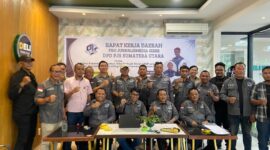 Ketum DPP PJS Mahmud Marhaba saat berfoto bersama pengurus DPD dan DPC PJS se Sumut dalam agenda Rakerda di Kota Medan, Sabtu (28/06/2025).