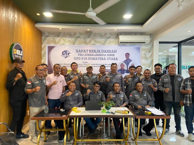 Ketum DPP PJS Mahmud Marhaba saat berfoto bersama pengurus DPD dan DPC PJS se Sumut dalam agenda Rakerda di Kota Medan, Sabtu (28/06/2025).