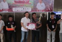 Pembina MOJO membagikan Trophy Turnamen Play Station ( PS ) di Rumah Dinas Walikota Palembamg