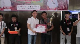 Pembina MOJO membagikan Trophy Turnamen Play Station ( PS ) di Rumah Dinas Walikota Palembamg