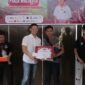 Pembina MOJO membagikan Trophy Turnamen Play Station ( PS ) di Rumah Dinas Walikota Palembamg