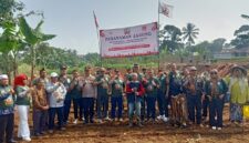 Suasana penanaman perdana jagung hibrida yang didukung oleh HMTN-MP di desa Cisande kecamatan Cicantayan kabupaten Sukabumi, Jawa Barat, Minggu (24/05/2025).